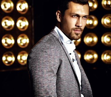 Şık takım elbise giymiş adam