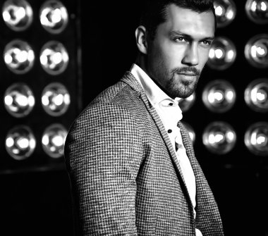 Şık takım elbise giymiş adam