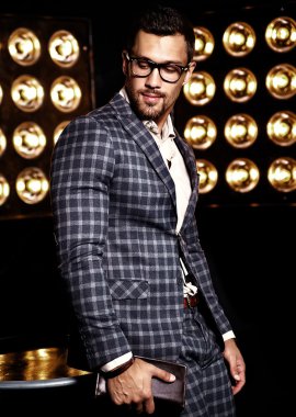 Şık takım elbise giymiş adam