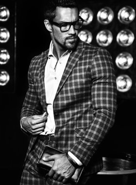 Şık takım elbise giymiş adam