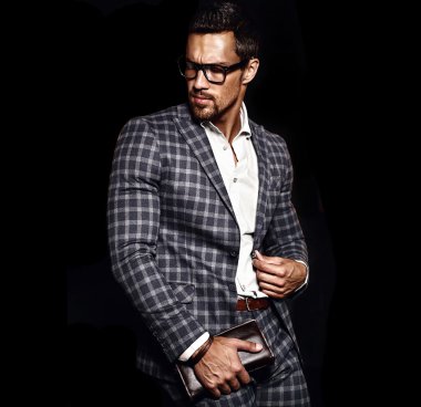 Şık takım elbise giymiş adam