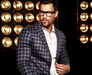 Şık takım elbise giymiş adam