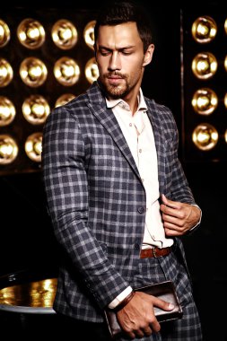 Şık takım elbise giymiş adam