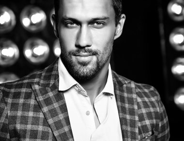 Şık takım elbise giymiş adam