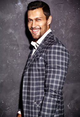 Şık takım elbise giymiş adam