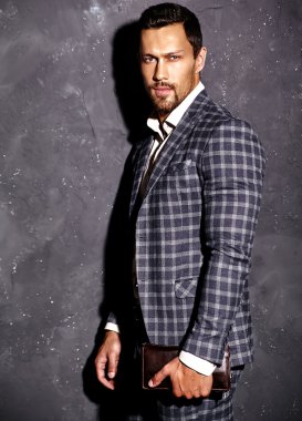 Şık takım elbise giymiş adam