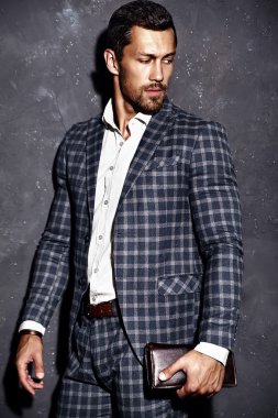 Şık takım elbise giymiş adam