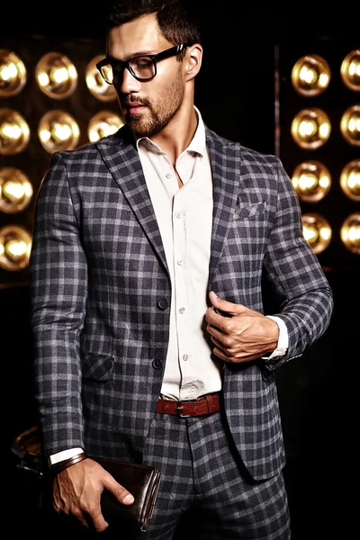 Hombre vestido con traje elegante — Foto de Stock