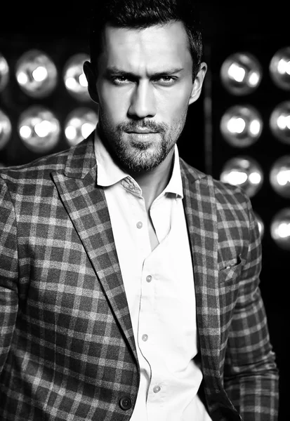 Şık takım elbise giymiş adam