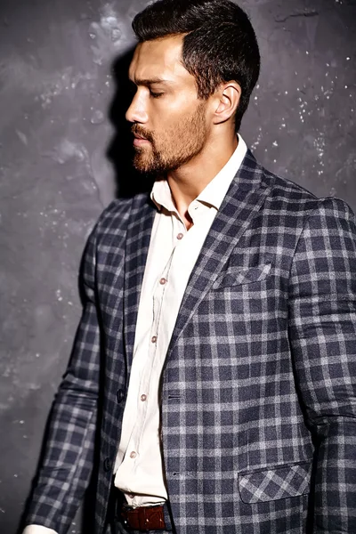 Şık takım elbise giymiş adam