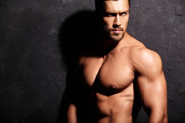 Güçlü atletik adam portresi