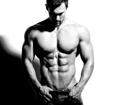 Güçlü sağlıklı yakışıklı atletik erkek Fitness Model beyaz duvara yakın poz portresi
