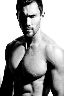 Güçlü sağlıklı yakışıklı atletik erkek Fitness Model beyaz duvara yakın poz portresi