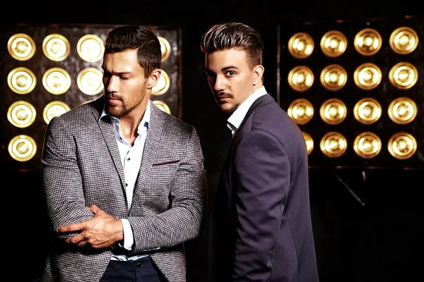 Dva hezcí muži v elegantních oblecích — Stock fotografie