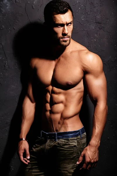 Güçlü atletik adam portresi