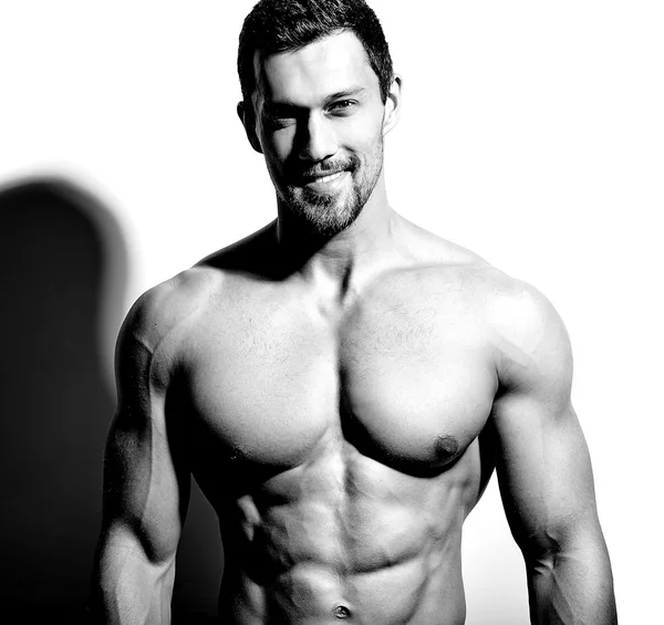 Portrét silné zdravé hezký atletický muž Fitness Model lodě poblíž bílé zdi — Stock fotografie