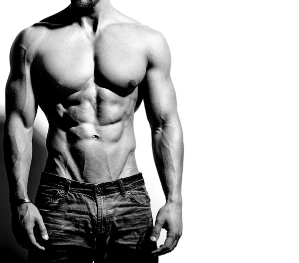 Retrato de fuerte sano guapo atlético Hombre Fitness Modelo posando cerca de la pared blanca — Foto de Stock