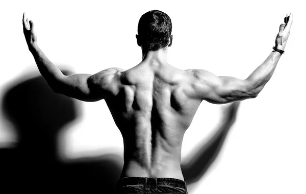Retrato de fuerte sano guapo atlético Hombre Fitness Modelo posando cerca de la pared blanca —  Fotos de Stock