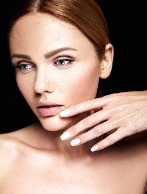 güzel bir kadın modeli taze günlük makyaj ile şehvetli glamour portresi