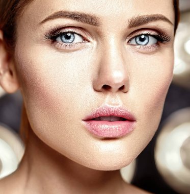 güzel bir kadın modeli taze günlük makyaj ile şehvetli glamour portresi