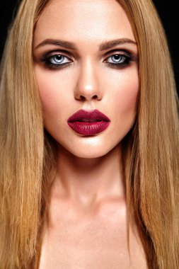 güzel bir kadın modeli taze günlük makyaj ile şehvetli glamour portresi