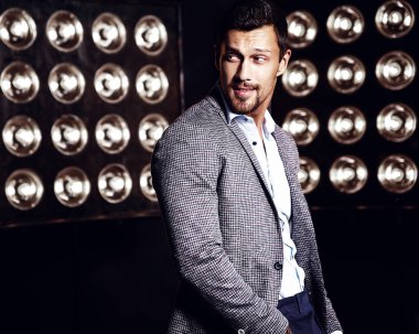 Şık takım elbise giymiş yakışıklı moda erkek model adam 