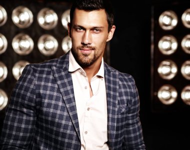 Şık takım elbise giymiş yakışıklı moda erkek model adam 