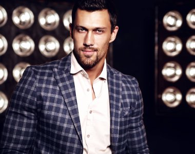 Şık takım elbise giymiş yakışıklı moda erkek model adam 