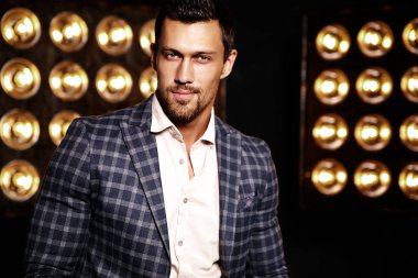 Şık takım elbise giymiş yakışıklı moda erkek model adam 