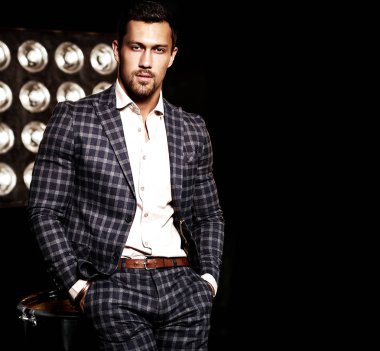 Şık takım elbise giymiş yakışıklı moda erkek model adam 