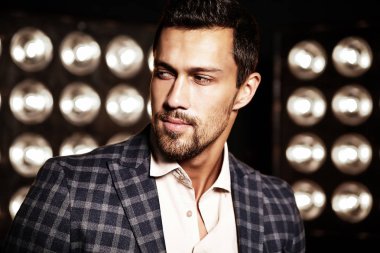Şık takım elbise giymiş yakışıklı moda erkek model adam 