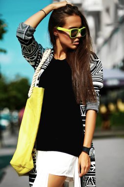 Yaz hipster renkli rahat kıyafetler moda şık güzel genç esmer kadın modeli 