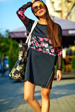 Yaz hipster renkli rahat kıyafetler moda şık güzel genç esmer kadın modeli 