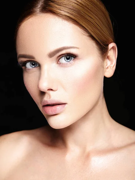 Sensuele glamour portret van mooie vrouw model met verse dagelijkse make-up — Stockfoto