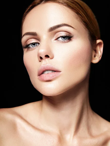 Sensual retrato de glamour de hermosa modelo de mujer con maquillaje diario fresco —  Fotos de Stock