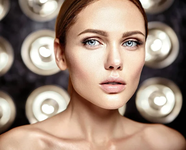 Sensual retrato de glamour de hermosa modelo de mujer con maquillaje diario fresco —  Fotos de Stock