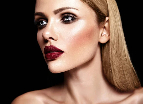 Sensuele glamour portret van mooie vrouw model met verse dagelijkse make-up — Stockfoto