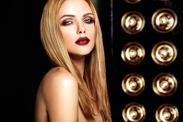Retrato de glamour sensual de modelo de mulher bonita com maquiagem diária fresca — Fotografia de Stock