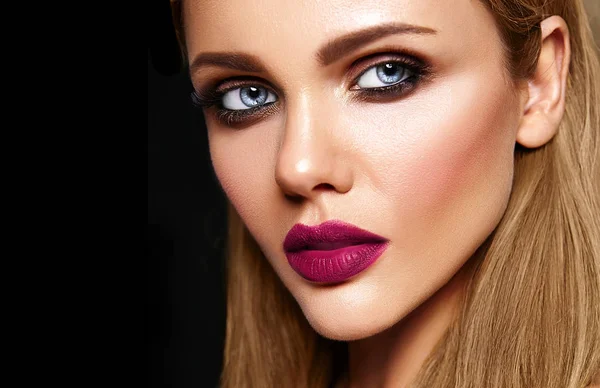 Sensuele glamour portret van mooie vrouw model met verse dagelijkse make-up — Stockfoto