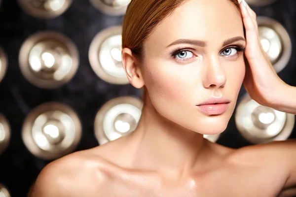 Sensuell glamour porträtt av vacker kvinna modell med färsk daglig makeup — Stockfoto