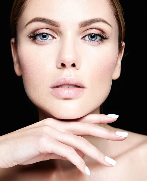 Sensual retrato de glamour de hermosa modelo de mujer con maquillaje diario fresco — Foto de Stock