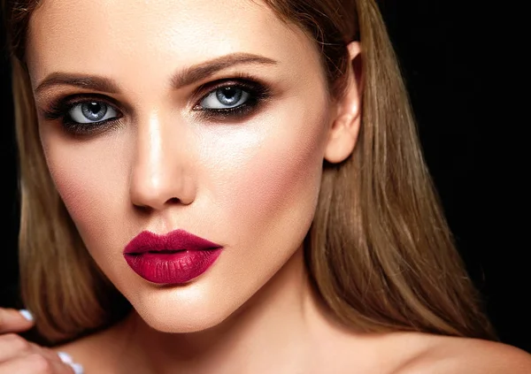 Sensuele glamour portret van mooie vrouw model met verse dagelijkse make-up — Stockfoto