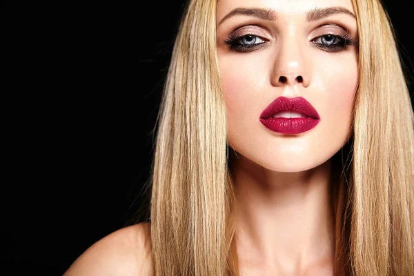 Sensuele glamour portret van mooie vrouw model met verse dagelijkse make-up — Stockfoto