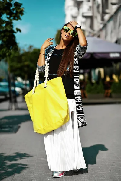 Stijlvolle mooie jonge brunette vrouw mannequin in zomer hipster kleurrijke casual kleding — Stockfoto
