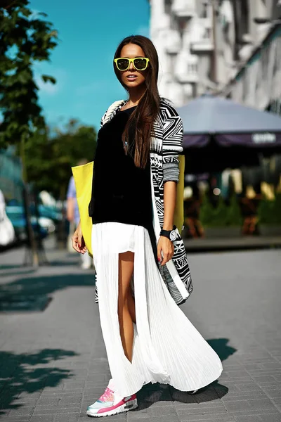 Mode élégant belle jeune femme brune modèle en été hipster vêtements décontractés colorés — Photo