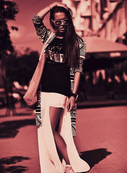 Stylowe piękna młoda brunetka kobieta moda model w lecie hipster kolorowe ubranie — Zdjęcie stockowe