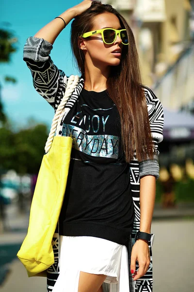 Mode stilvolle schöne junge brünette Frau Modell im Sommer Hipster bunte lässige Kleidung — Stockfoto