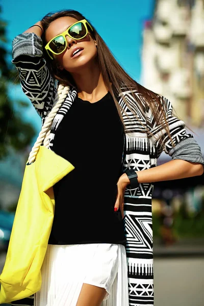 Stijlvolle mooie jonge brunette vrouw mannequin in zomer hipster kleurrijke casual kleding — Stockfoto