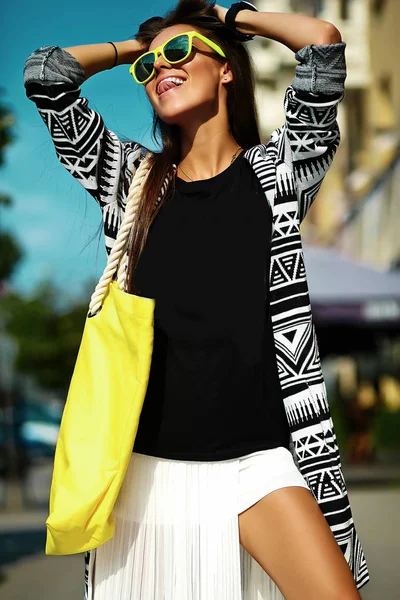 Μόδα κομψό όμορφη νεαρή γυναίκα μελαχρινή μοντέλο σε καλοκαίρι hipster πολύχρωμα ρούχα casual — Φωτογραφία Αρχείου