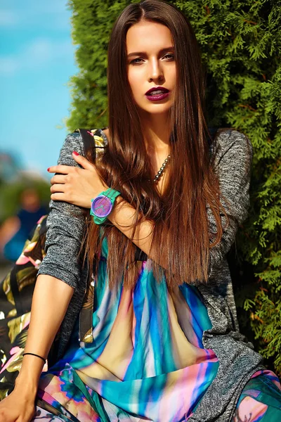 Stijlvolle mooie jonge brunette vrouw mannequin in zomer hipster kleurrijke casual kleding — Stockfoto